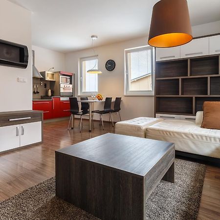 Modern Apartment With 2 Bedrooms 卡罗维发利 外观 照片