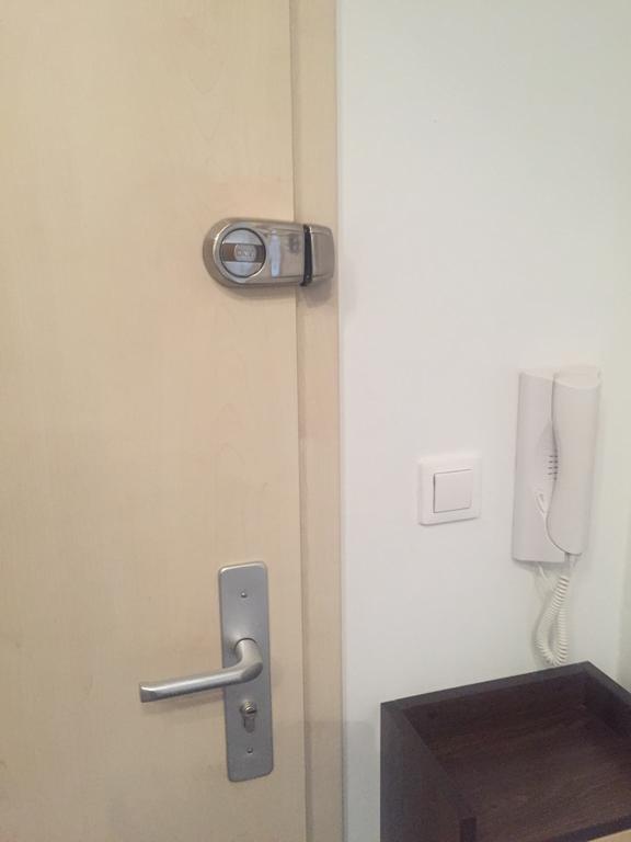 Modern Apartment With 2 Bedrooms 卡罗维发利 外观 照片