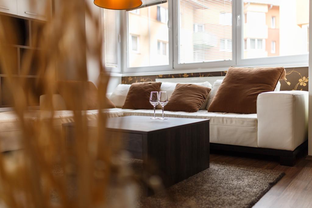 Modern Apartment With 2 Bedrooms 卡罗维发利 外观 照片