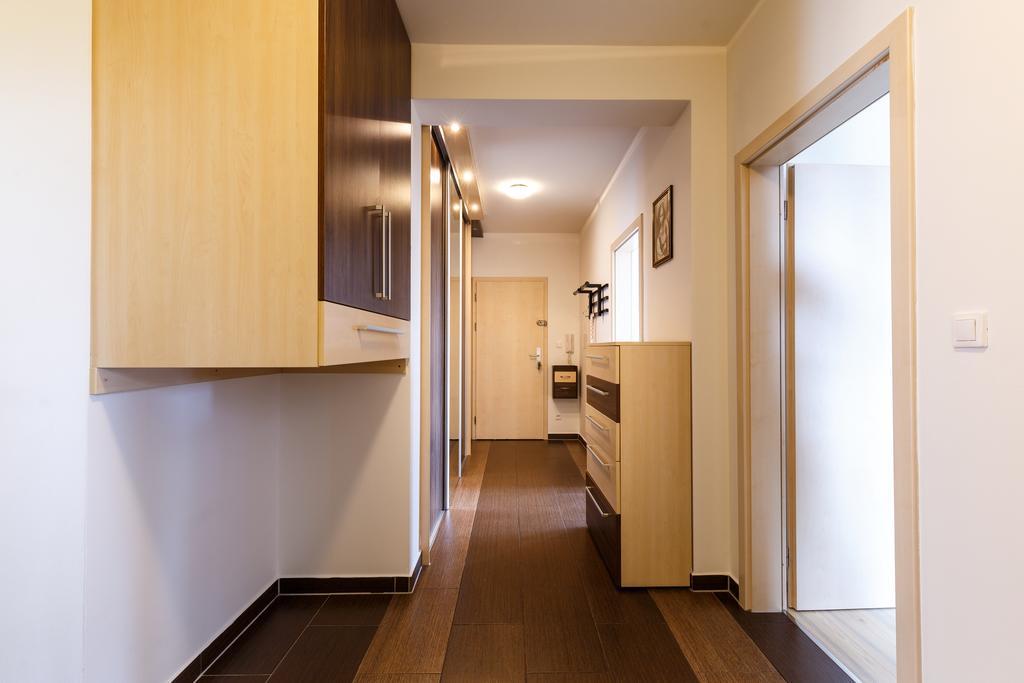 Modern Apartment With 2 Bedrooms 卡罗维发利 外观 照片