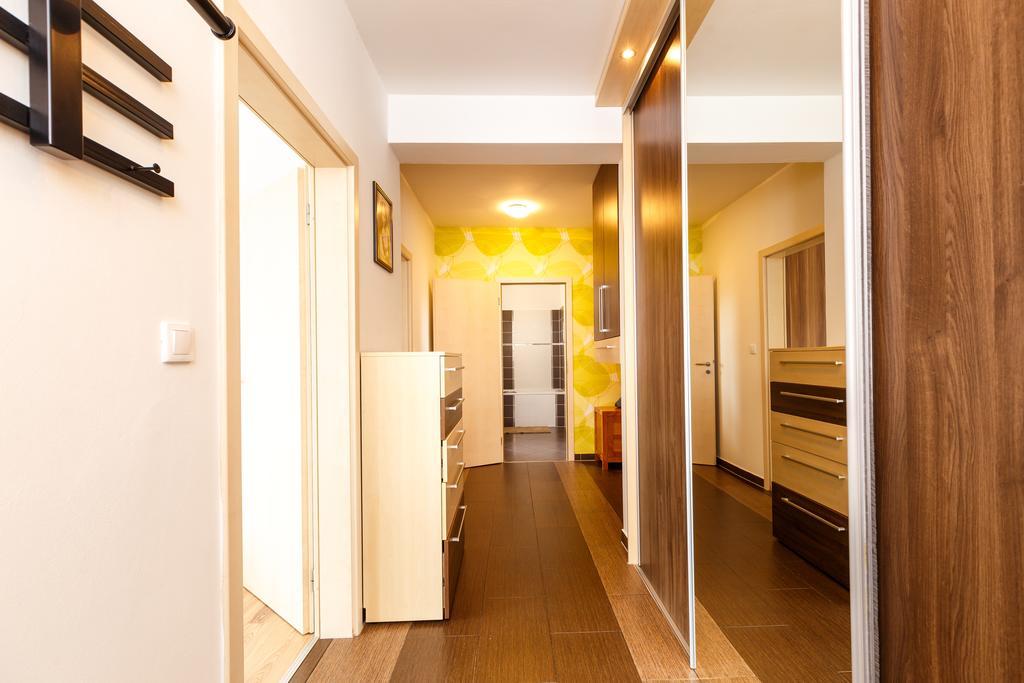 Modern Apartment With 2 Bedrooms 卡罗维发利 外观 照片