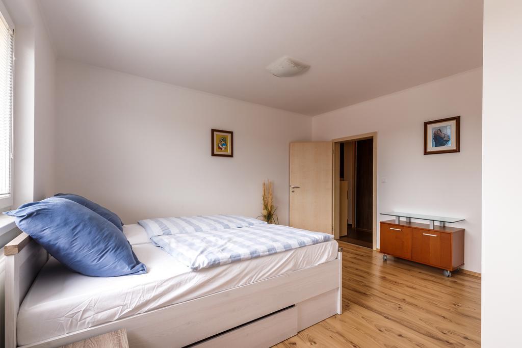 Modern Apartment With 2 Bedrooms 卡罗维发利 外观 照片