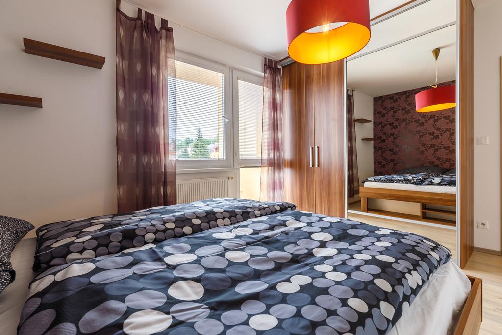Modern Apartment With 2 Bedrooms 卡罗维发利 外观 照片