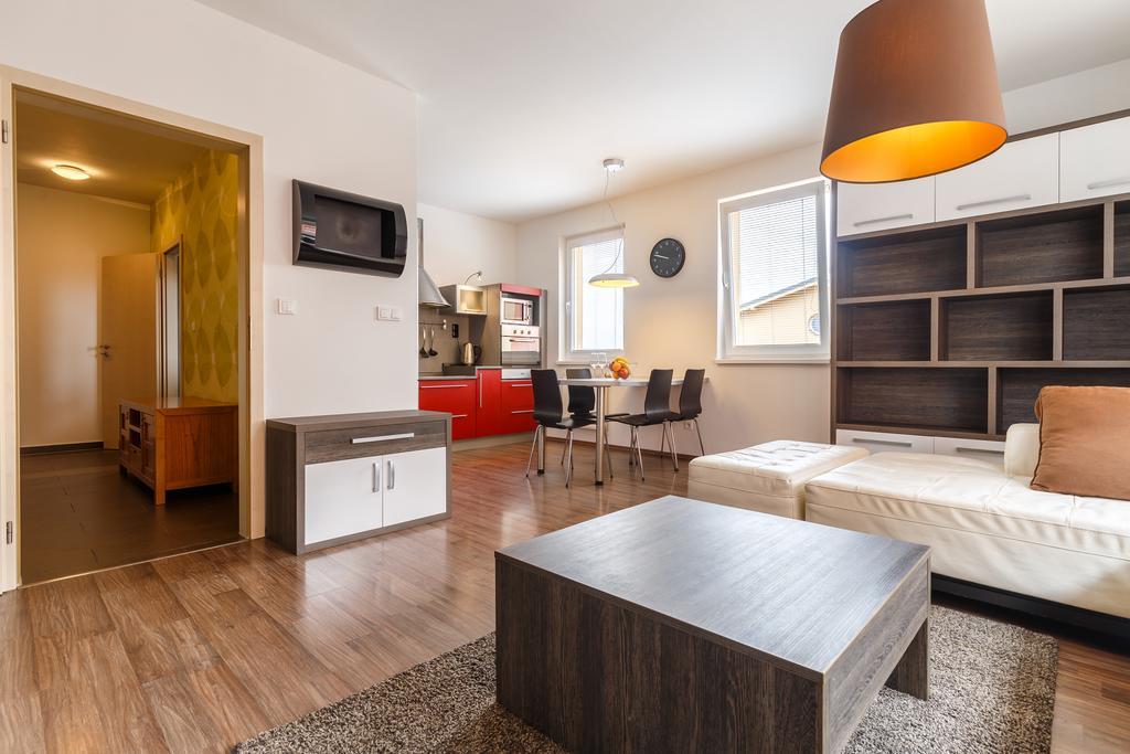 Modern Apartment With 2 Bedrooms 卡罗维发利 外观 照片